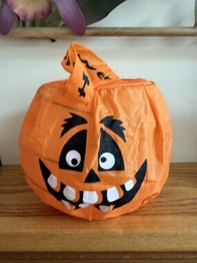 VINTAGE HALLOWEEN! Collapsable Metal Nylon Pumpkin Trick or Treat Bag 8"